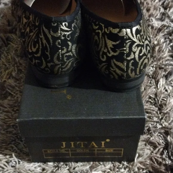 Jitia men's black and gold  slip on dress shoes. Size 12' - Picture 6 of 8